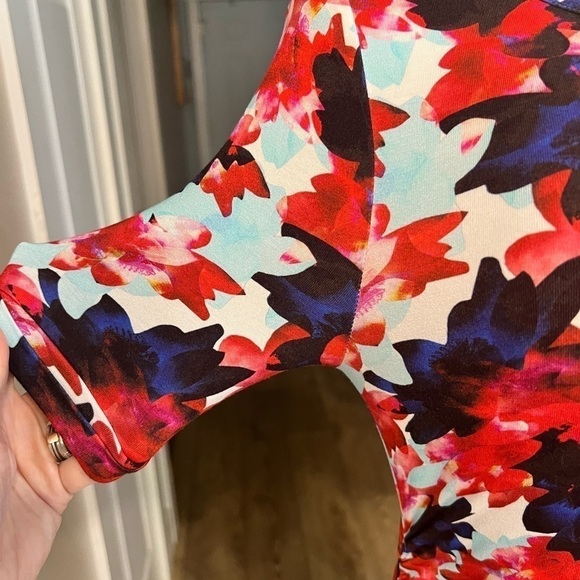 ISABELLA OLIVER for Pea in the pod bump fitting bright floral ruched midi dress - Picture 4 of 10